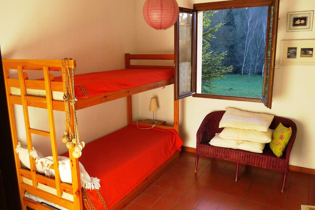 Chambre avec soleil le matin et vue sur la rivière. Le 3ième lit est dessous.