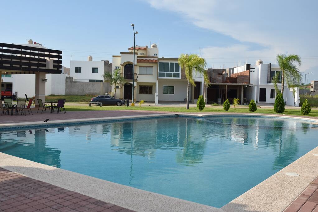 Piscina principal para adultos.