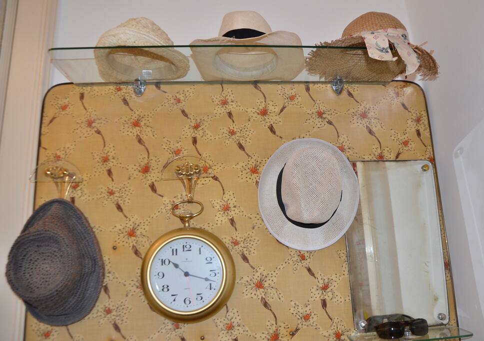 Benvenuti a casa!
Poggiate pure il Vostro cappello nell'ingresso.