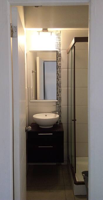 Baño con ducha shower door