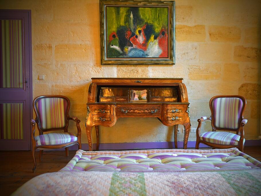 Détail du secrétaire dans la chambre