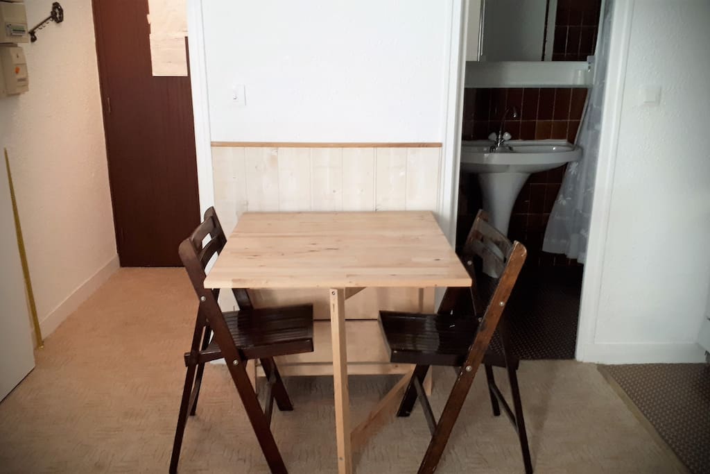 coin repas: table extensible + 4 chaises