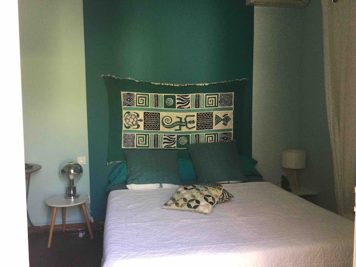 Спалня3 в пристройката . Отворено към тераса и басейн 
160 легла:см
Климатик 
Телевизор 