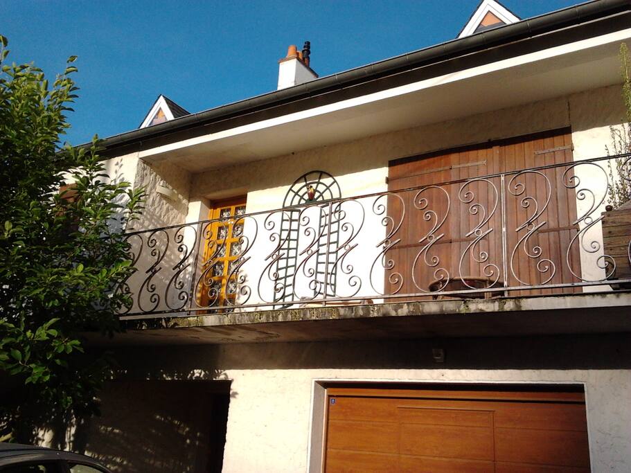 Véranda avec vue sur petit jardin coquet