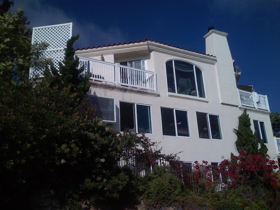 VILLA IS A CUSTOM THREE LEVEL HOME W/ PANORAMIC VIEWS - APT
IS ENTIRE LOWER LEVEL
W/PRIVATE ENTRANCE
PATIO, AND SIDE YARD