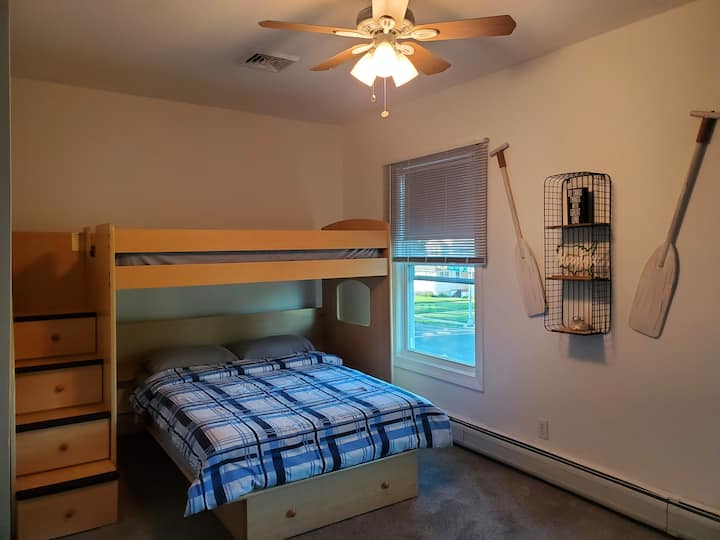 Chambre 3 (lit superposé) pour 3 personnes maximum
[Lit du haut : 150 livres maximum]