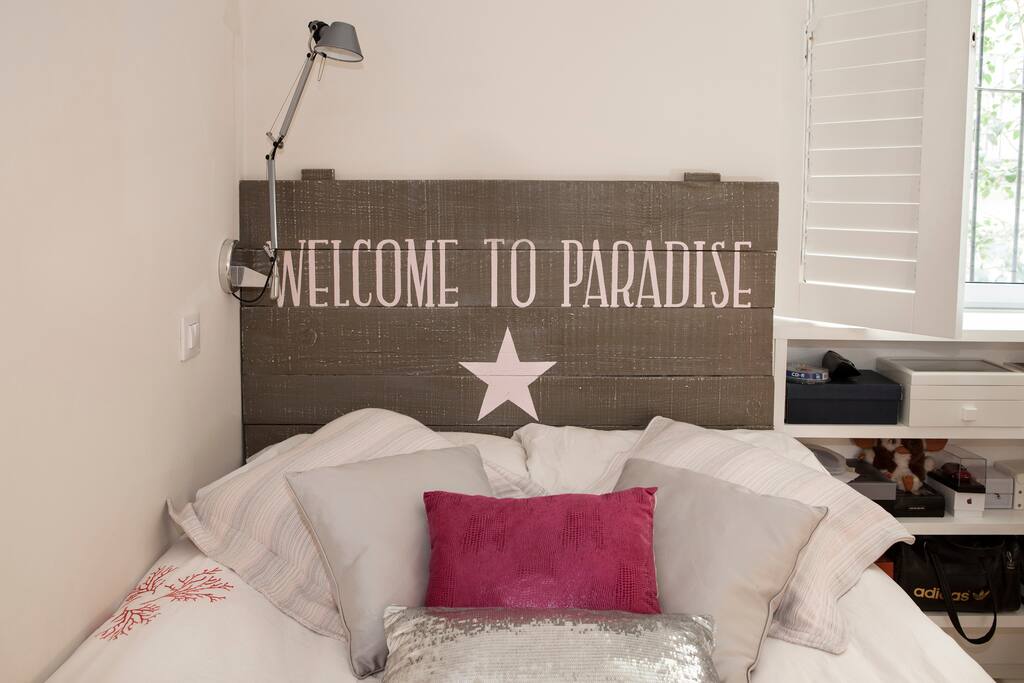 Elegante y confortable dormitorio con cama doble, gran armario empotrado y tocador.