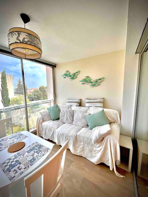 Successful Airbnb property: Pool, Sea View, Double Bed, 2 minutes from the beach in Vallauris