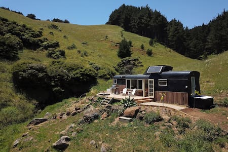 Raglan LoveBus - Romantic escape nestled in nature