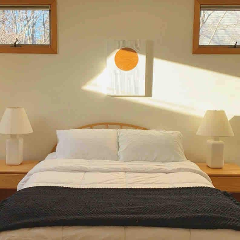 Queensize bed in de loft