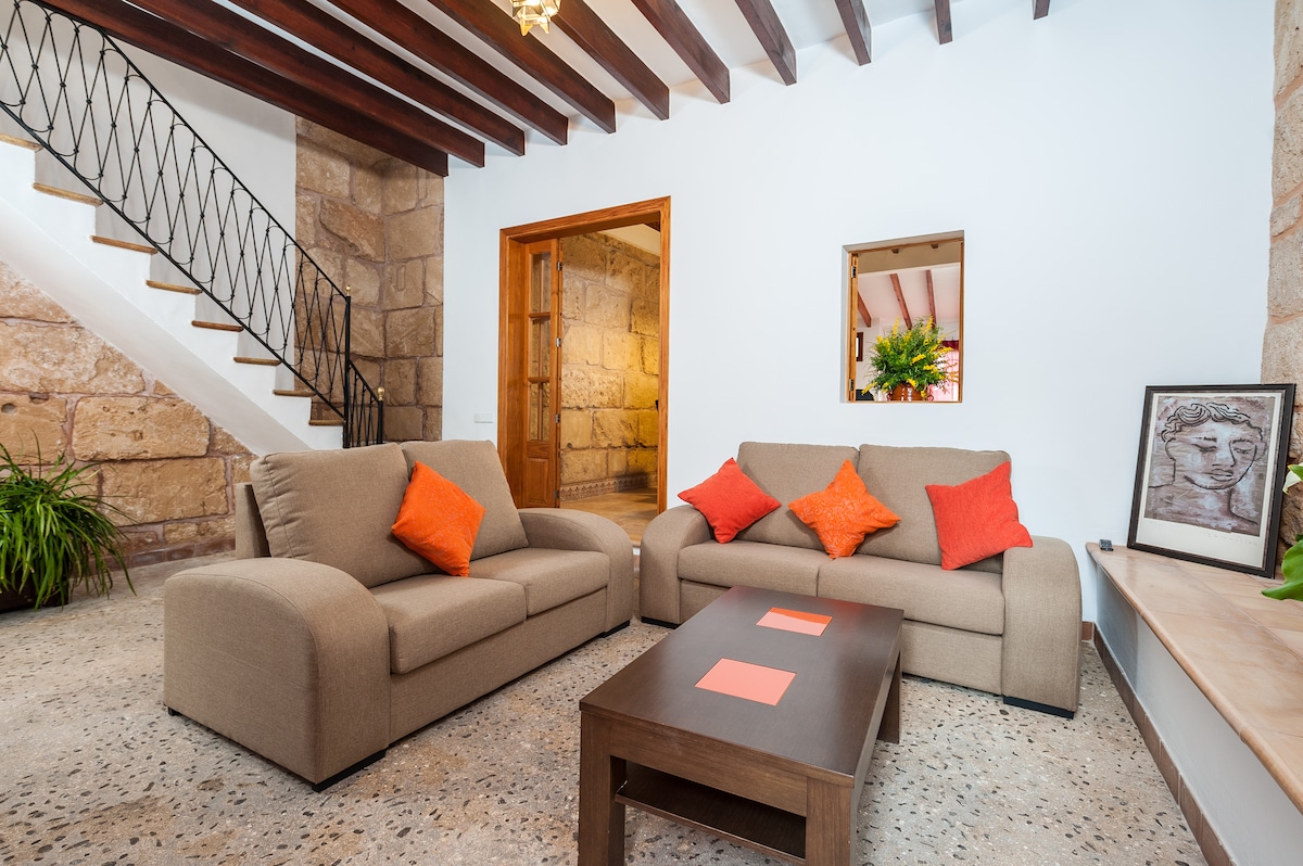 Top Airbnb: CA NA BLANCA CLASSIC HOUSE IN HISTORIC CENTER in Alcúdia