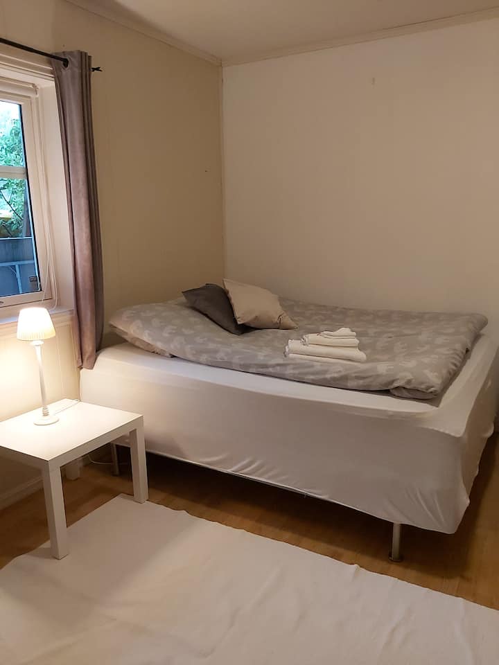 Chumba cha 2 cha kulala: Kitanda cha watu wawili, godoro moja, kitanda kimoja cha mtoto