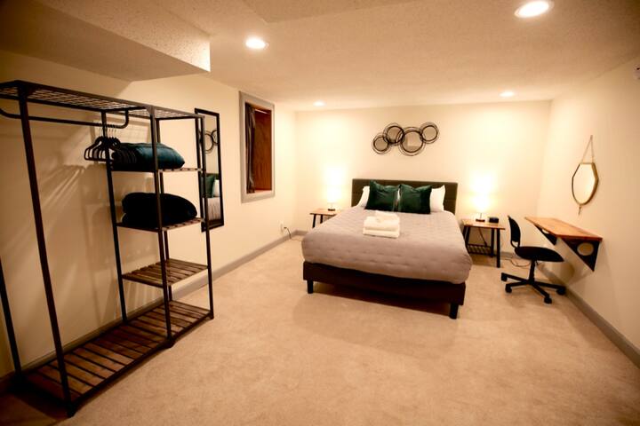 Spacious 4BR/2.5BA+Loft w Cable By Lux Life gallery image 4