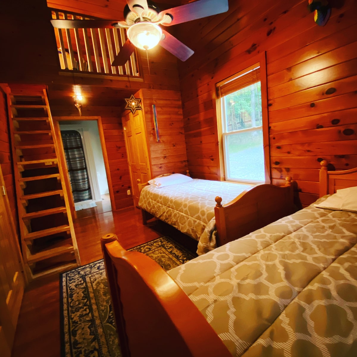 Spavaća soba na katu s dva odvojena kreveta, malim potkrovljem i pripadajućom kupaonicom.