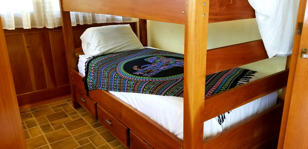 ห้องนอน #2 มีเตียงสองชั้นคู่พร้อมที่เก็บของเพิ่มเติมในโครงเตียง ห้องนี้มีเครื่องปรับอากาศมีที่นอนที่สะดวกสบายสองหลังและผ้าปูที่นอนชั้นยอดสำหรับการนอนหลับที่สวรรค์ 