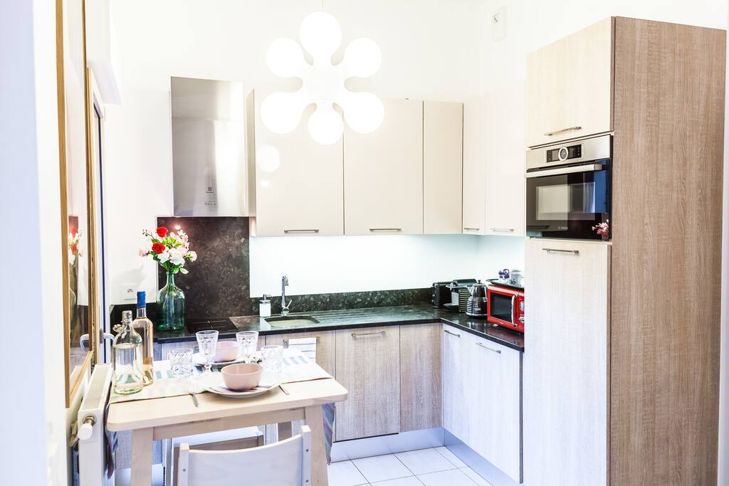 L'espace cuisine tout équipé avec une hotte, plaques pour cuisiner vitrocéramique, four, micro-onde.
Il y a également un lave vaisselle et un lave linge.