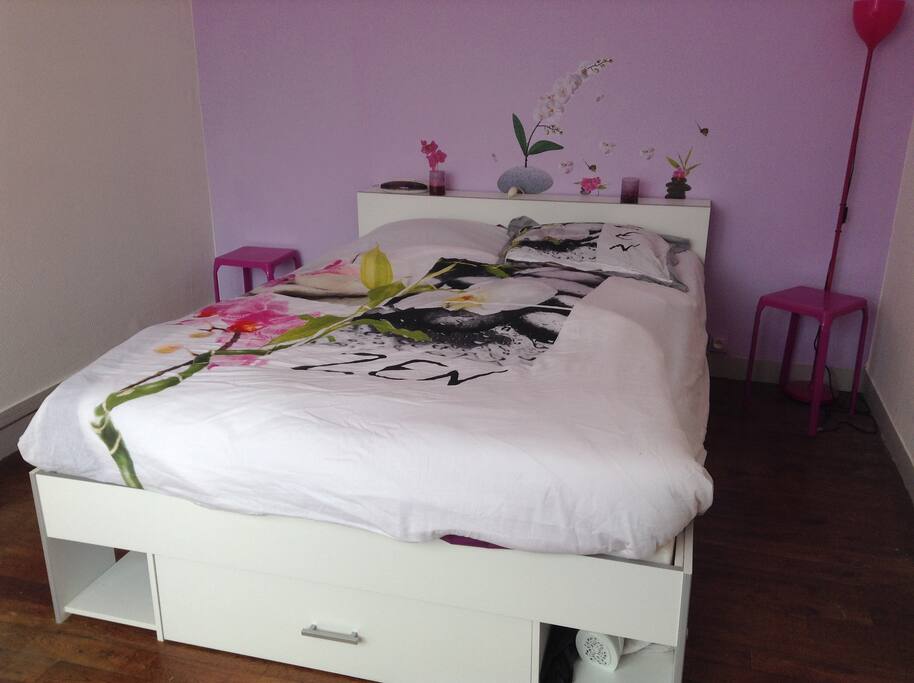 Chambre avec lit double et armoire !