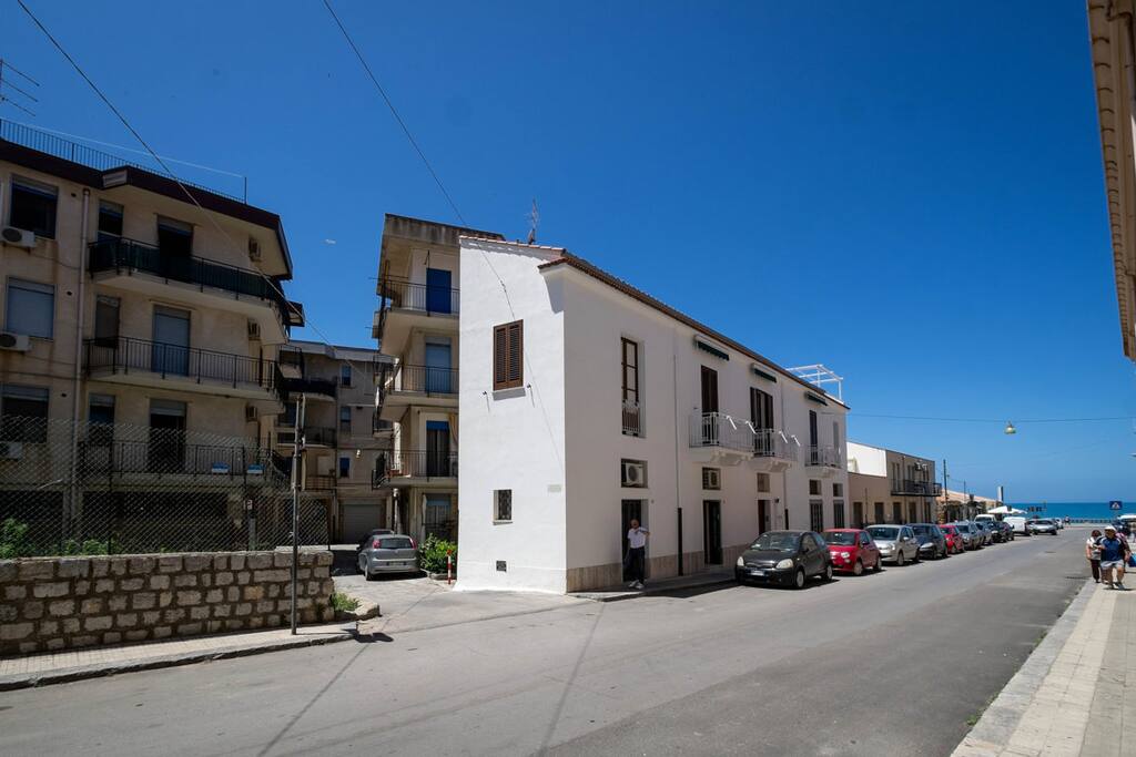 The building and his distance from the sea