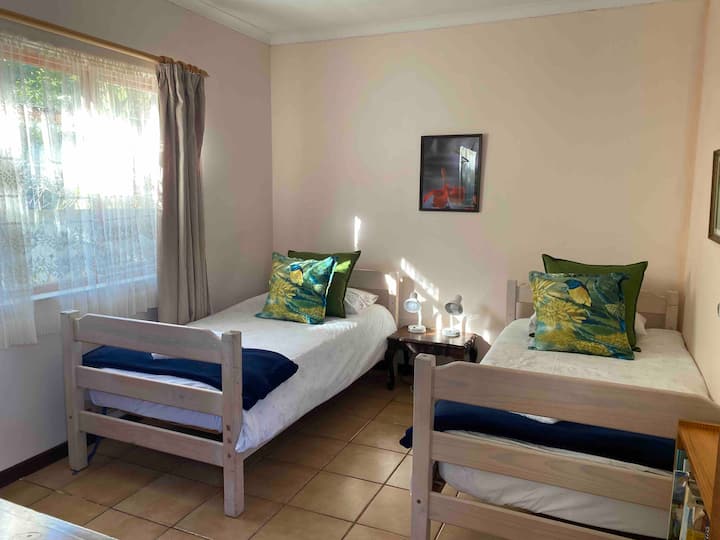 غرفة النوم الثانية في الشقة. 