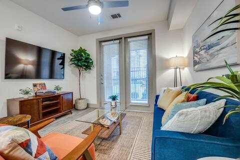Quiet 1BR Lakeside Oasis • Pool/Gym/Indoor Parking