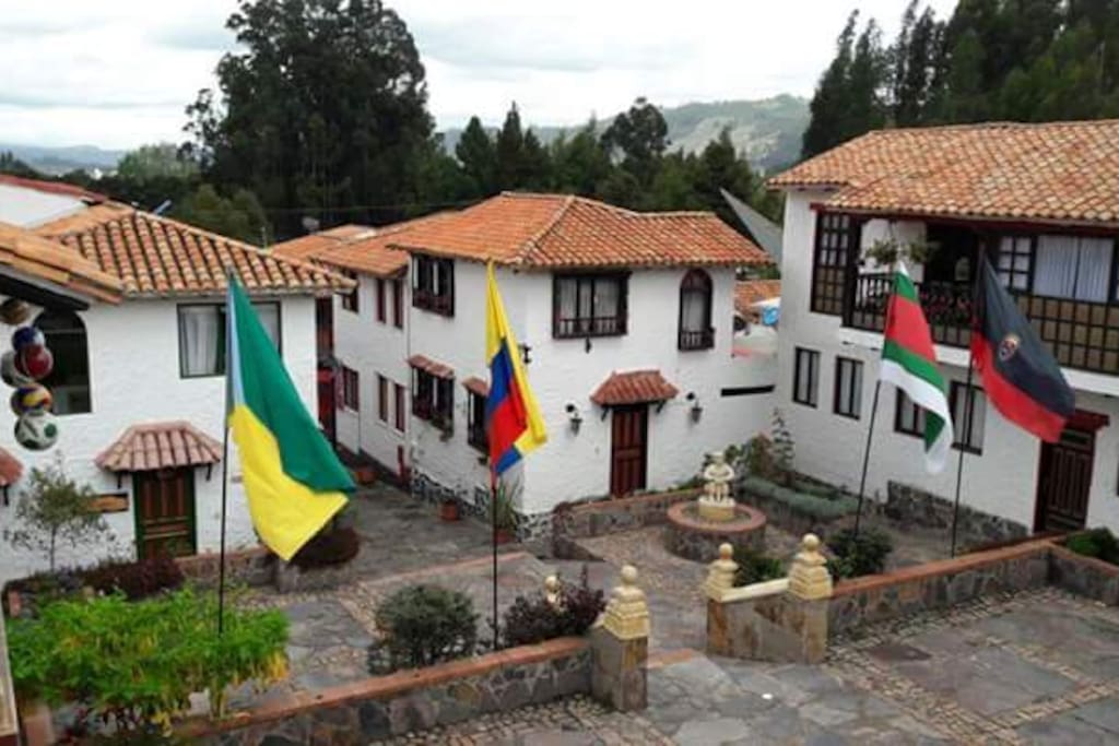 Rodeado de montañas y vegetación única de la Región, en donde la arquitectura colonial, las manifestaciones artísticas embellecen el panorama.
