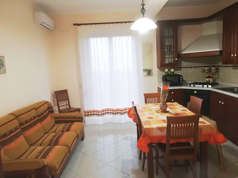 Ampia cucina con divano