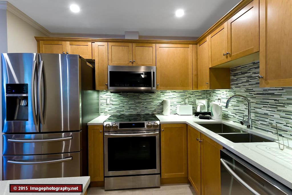The fully equipped kitchen.