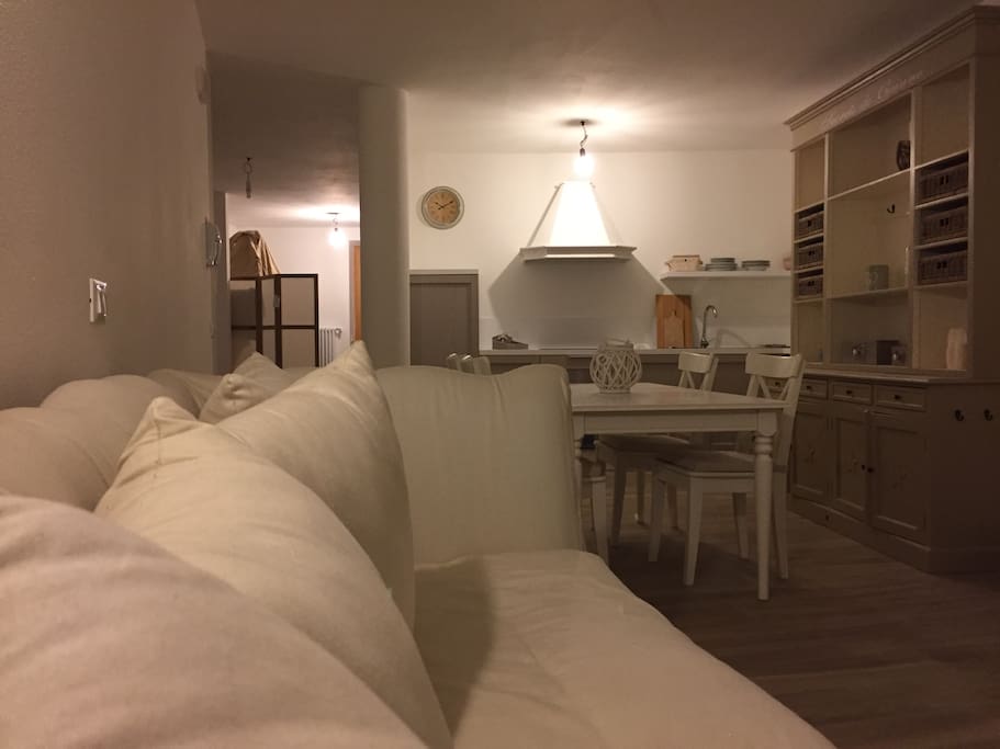 Vista dal divano sulla cucina