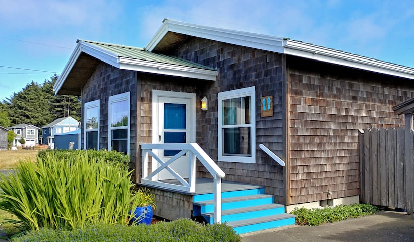 Del Sol: 3 Blocks to Beach - Modern, Newly Furnished - WiFi, BBQ, Perfect Beach Getaway