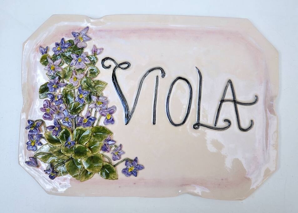 La targa esterna in ceramica della Villa VIOLA.
