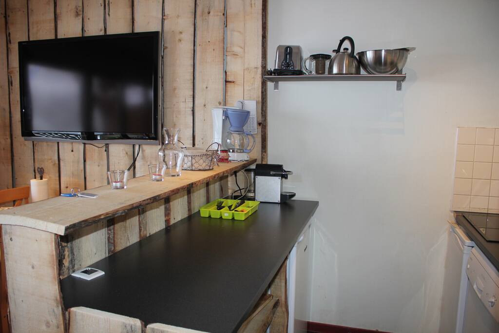 la cuisine fonctionnelle et bien équipée (lave-vaisselle, cafetière filtre et cafetière Nespresso , théière, grille-pain, appareil à raclette/crêpes/pierrade ),2 frigos, four micro-ondes/grill, plaques vitrocéramiques...