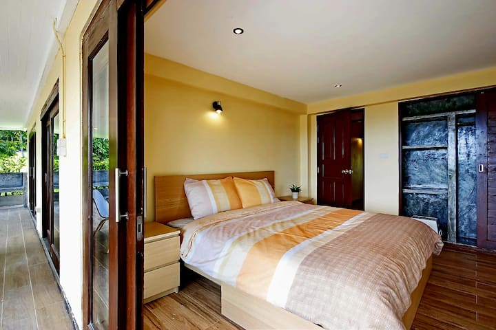 غرفة النوم الرئيسية مع اتصال بالتراس