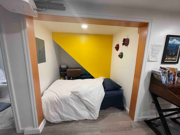 Walker’s Paradise W/ Projector, Kitchenette - Portland, OR