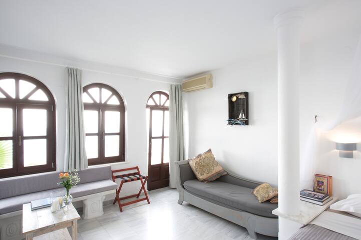 LUXURY, SECLUDED 4 BEDROOMS PRIVATE VILLA gallery image 4