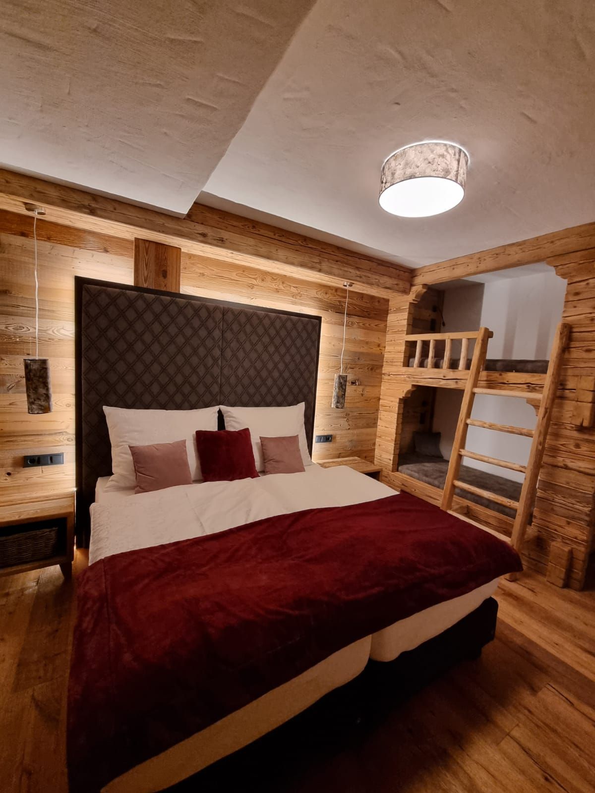 ห้องนอน 2: เตียงสปริงกล่องคู่และเตียงสองชั้นทีวีเสาร์ซัมซุง 55 นิ้วห้องน้ำส่วนตัวพร้อมฝักบัว