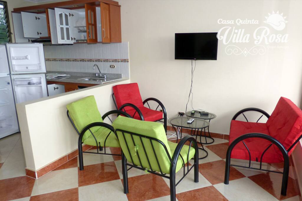 Sala con TV satélite.
