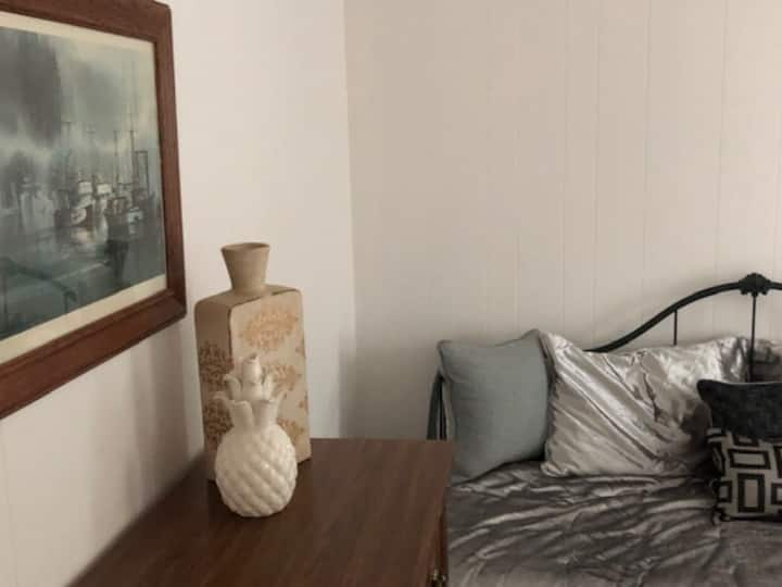Ce lit de jour est dans la même chambre que le lit Queen Size.