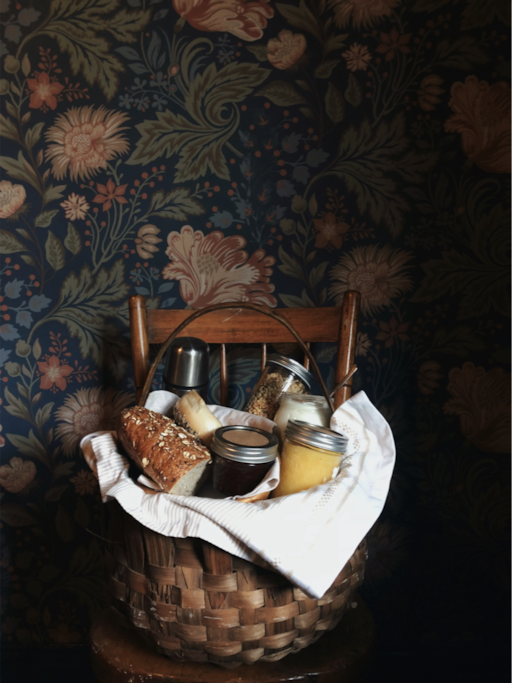 Breakfast is served in a picnic basket and left by your door of your room. In that way you can choose whether you prefer breakfast in bed, in the sunroom or in the garden. Its filled with fresh bread, other local treats and coffee or the - whichever you prefer.