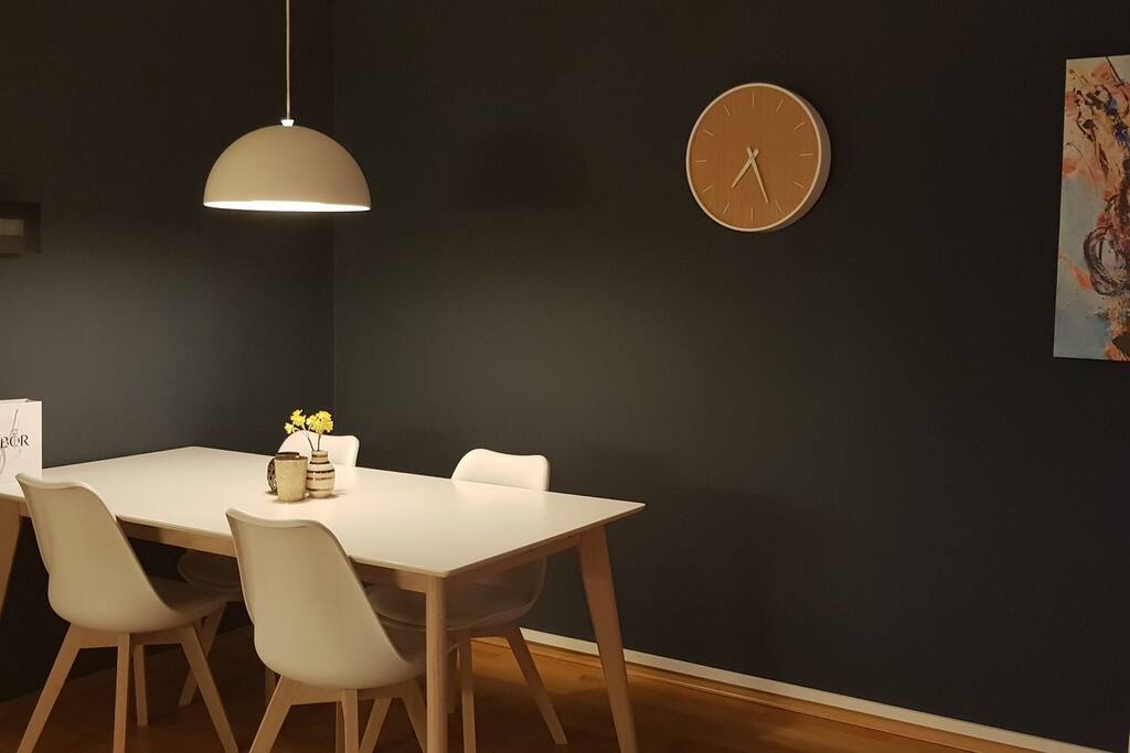spisebord med 4 stoler