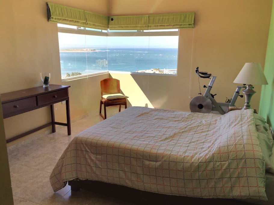 Green bedroom has a Queen size bed and the best view. La recámara verde tiene cama Queen size y la mejor vista.