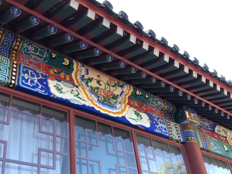 院子中的正房外观