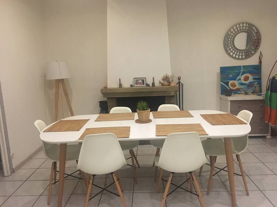 Salle à manger et cheminée fonctionnelle