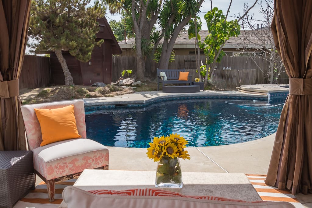 The 1st thing you we see when entering is the backyard oasis.
