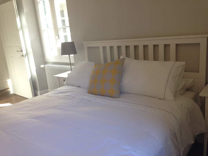 Dormitorio soleado con camas tamaño queen o dos camas individuales