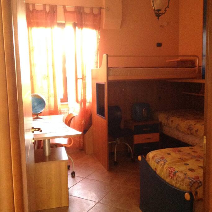 Bedroom with 3 single beds
