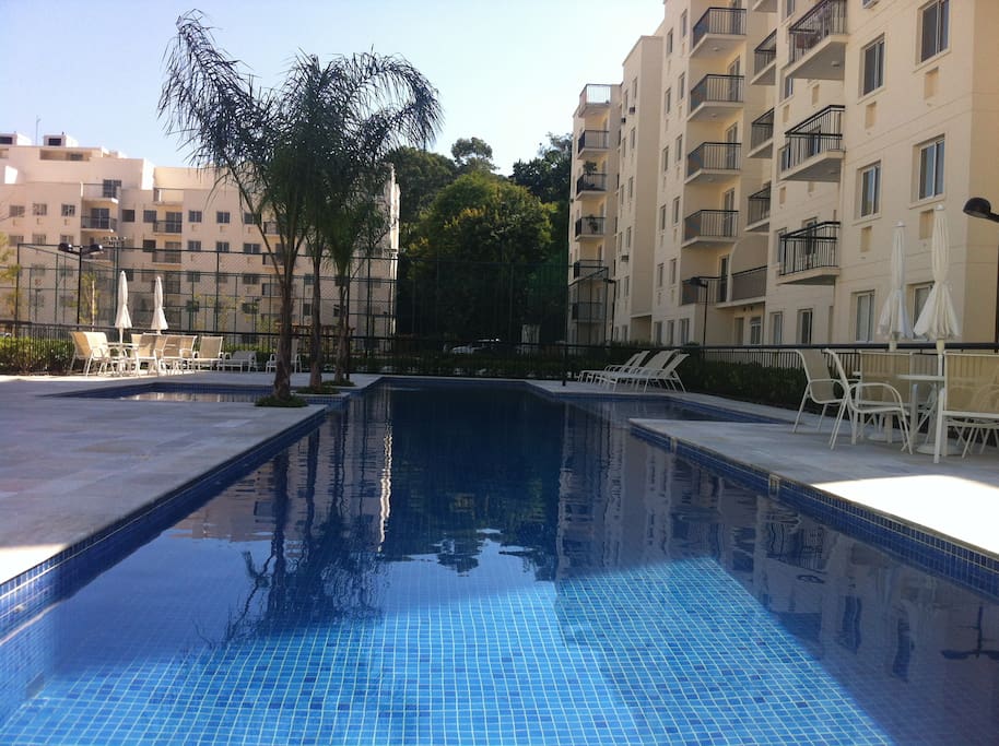 visão da piscina do condomínio