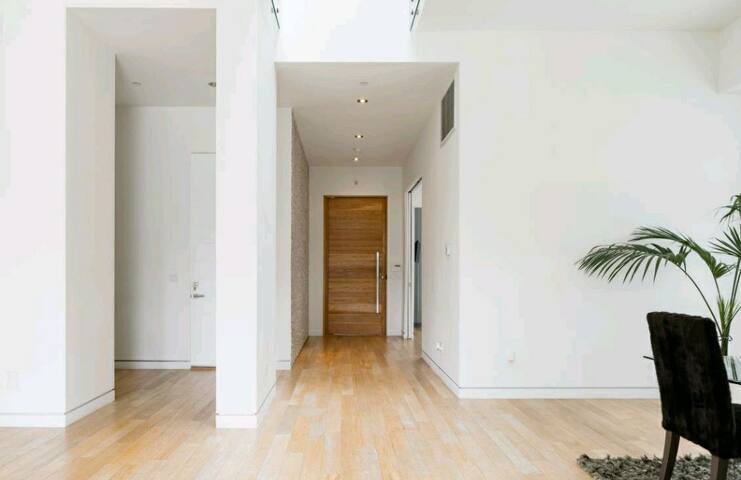 Bervely Grove Luxurious gallery image 5