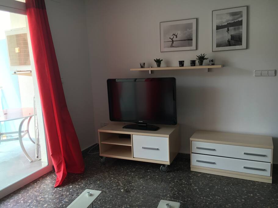 Salón-comedor con televisor grande