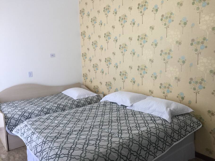 Suíte com cama de casa e uma de solteiro