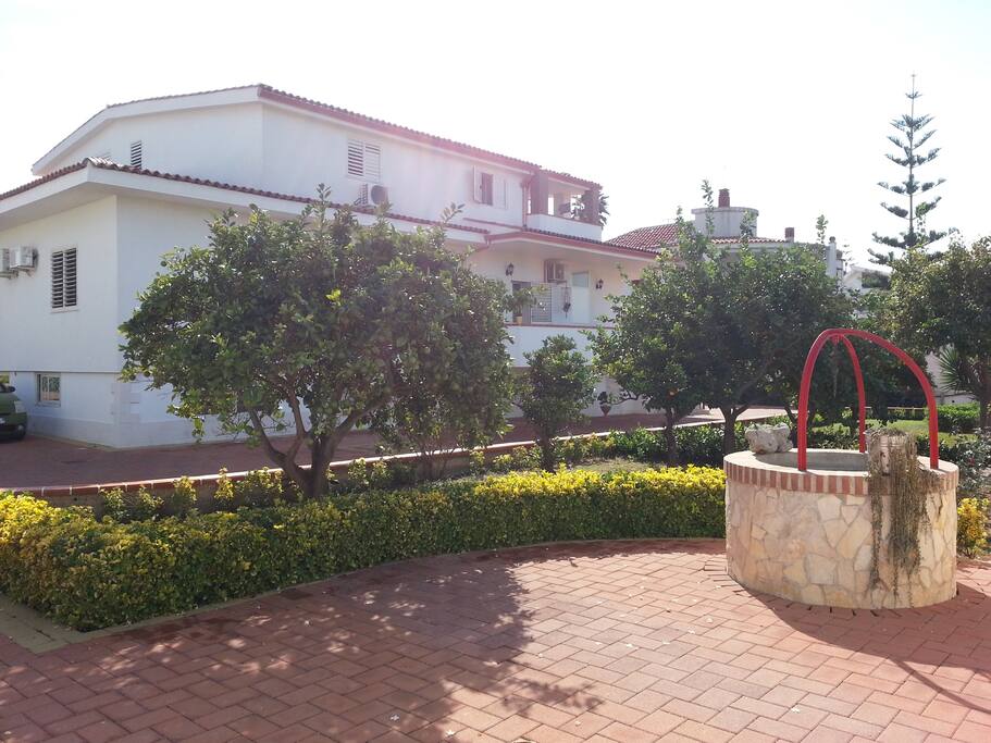 Rear Garden with space for Barbecue (Giardino posteriore con spazio per grigliate)